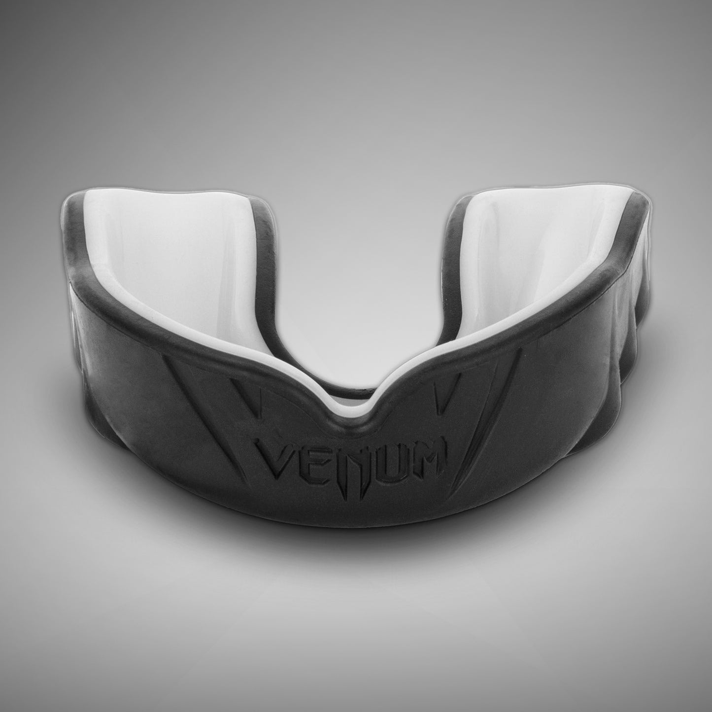 Капа боксерская Venum Challenger – черная/белая