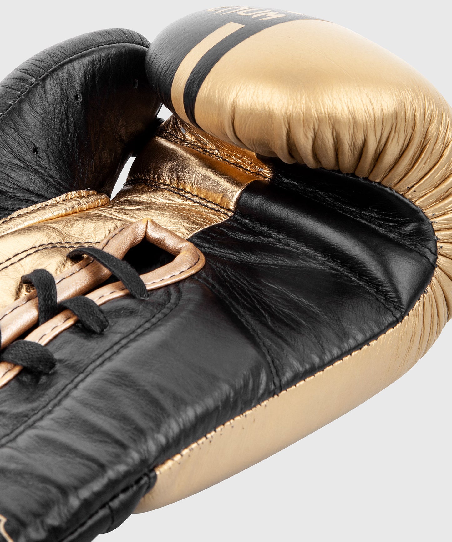 Боксерские перчатки Venum Shield pro со шнурками - черный/золотой