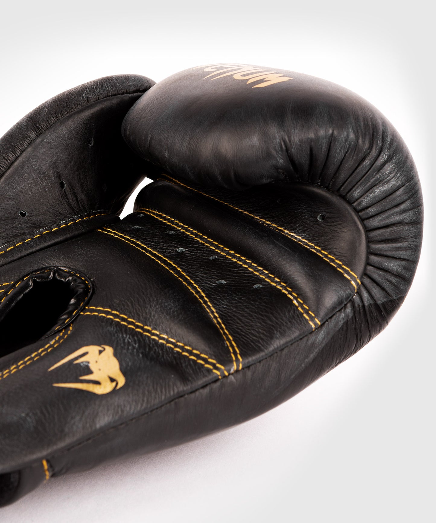Venum Giant 2.0 Pro Боксерские перчатки на липучке - черный/черно-золотой