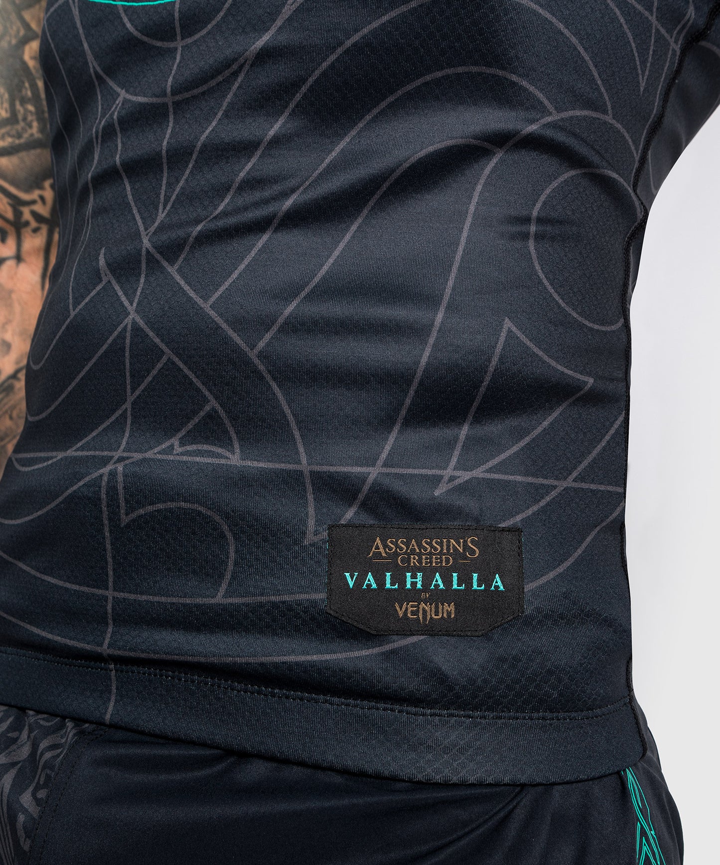 РАШГАРД ASSASSIN's CREED X VENUM RELOADED С КОРОТКИМ РУКАВОМ - ЧЕРНЫЙ