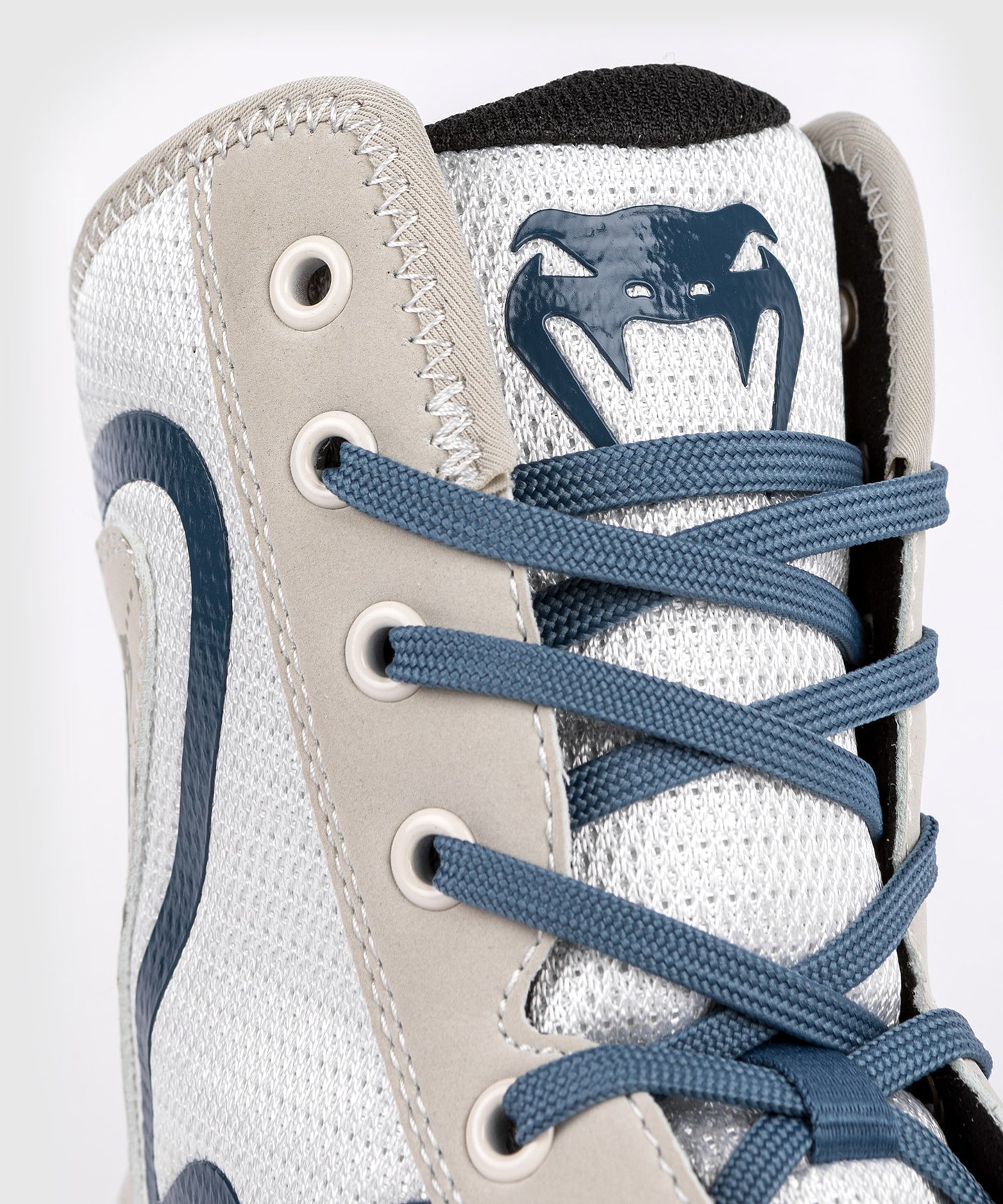 БОКСЕРКИ Venum Elite Monogram – БЕЛЫЙ/СИНИЙ