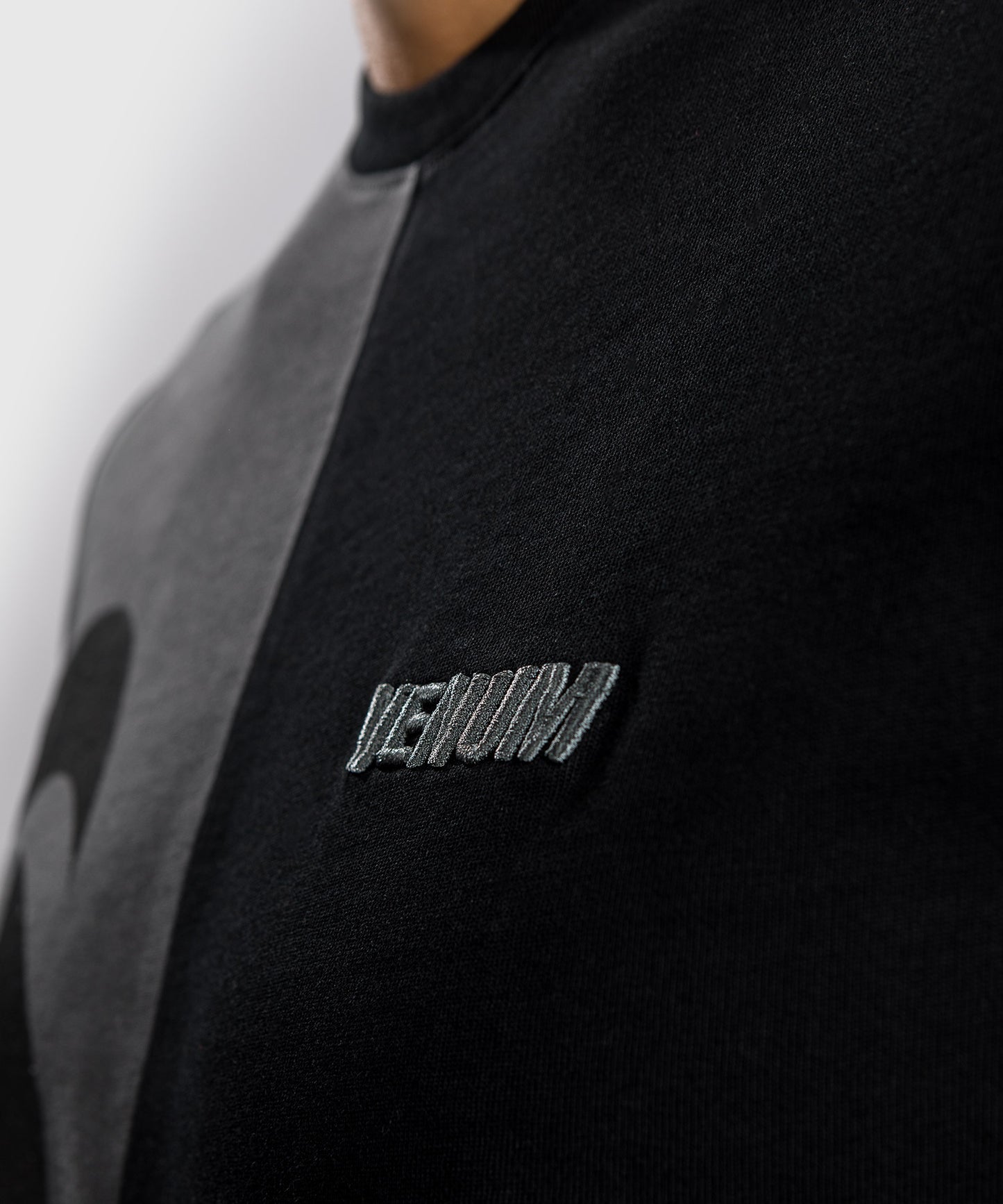 Футболка Venum Giant Split — черный/серый