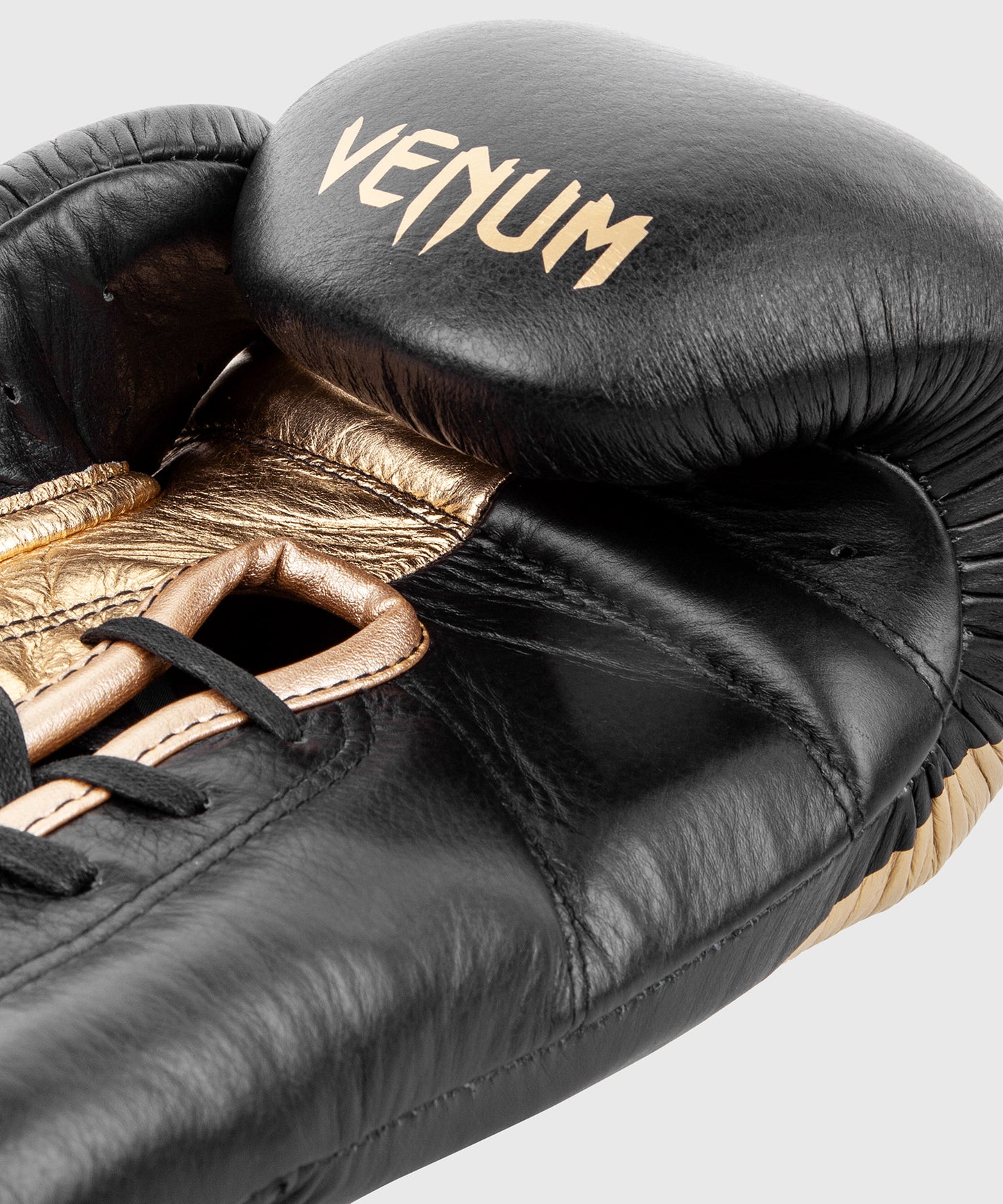 Боксерские перчатки Venum Giant 2.0 Pro-Со шнуровкой - Черный/Золотой