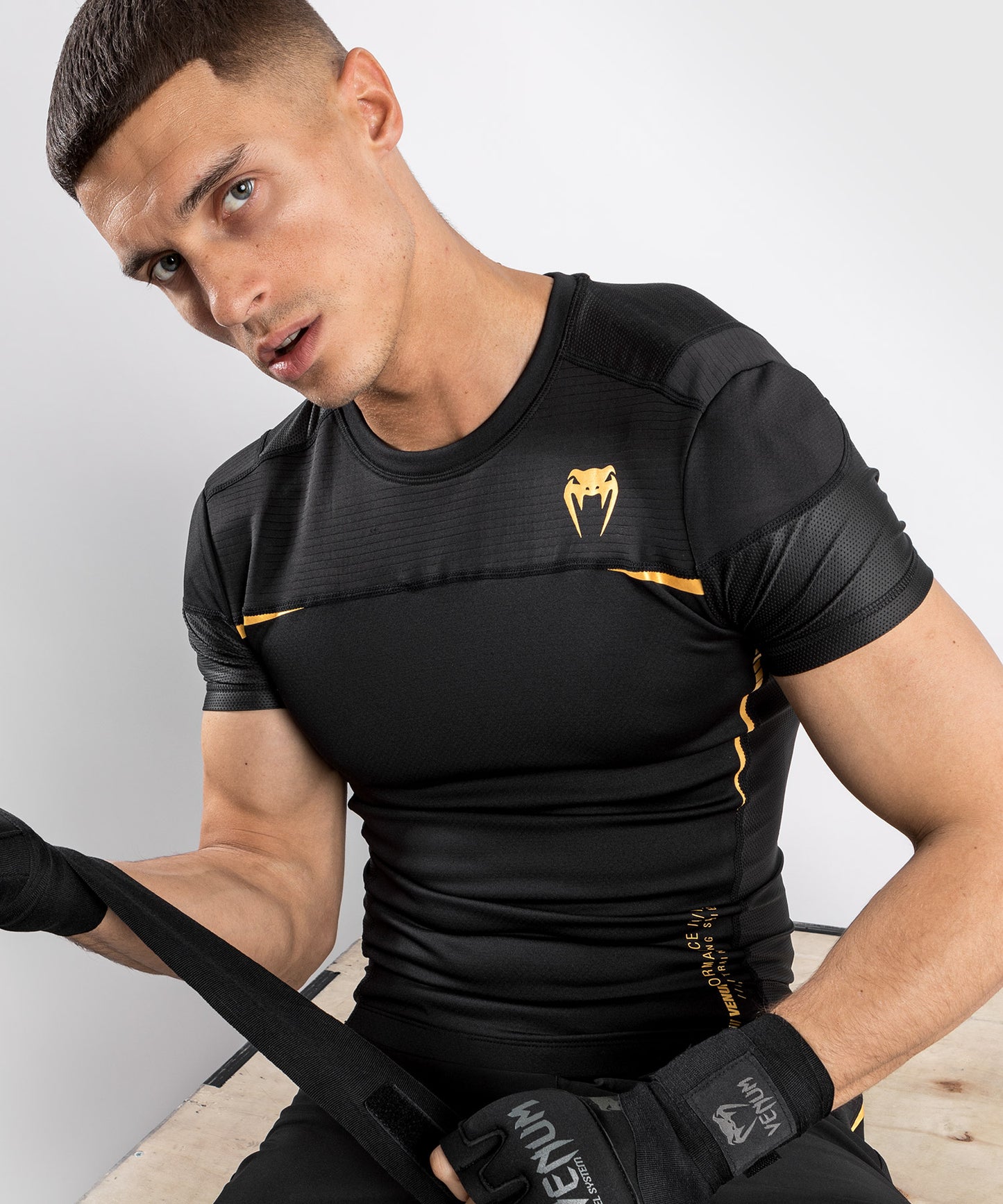 Компрессионная футболка Venum Tempest 2.0 (короткий рукав) - Черный / Золотой