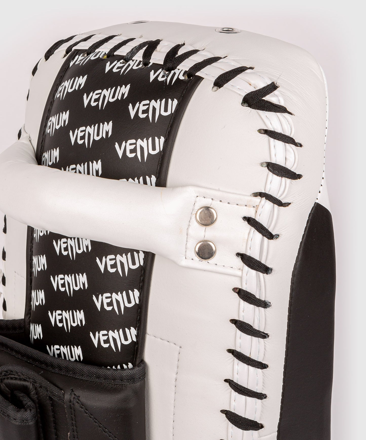 Venum Absolute Kick Pads (Pair) - черный/белый