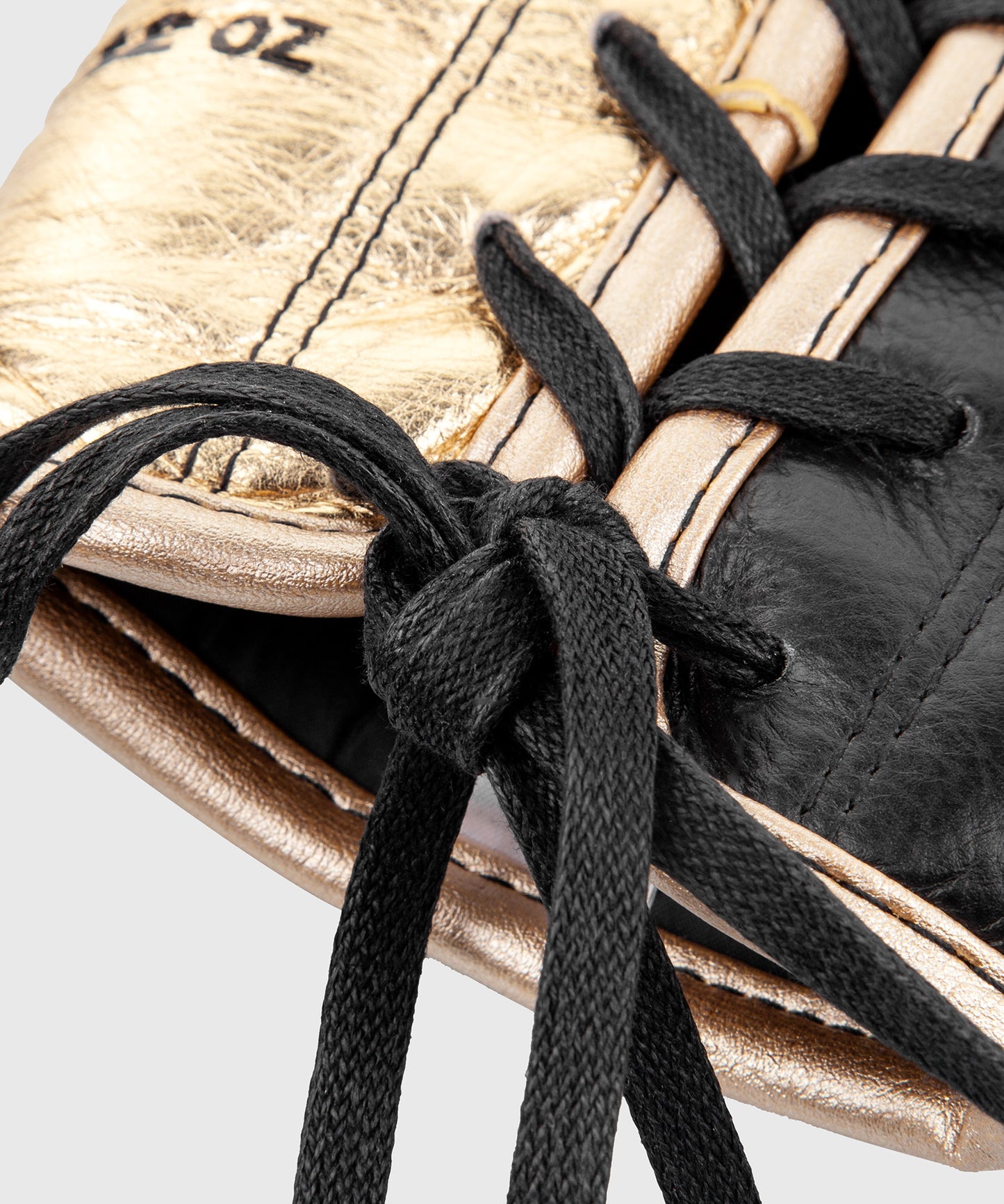 Боксерские перчатки Venum Giant lace-up pro - черный/золотой