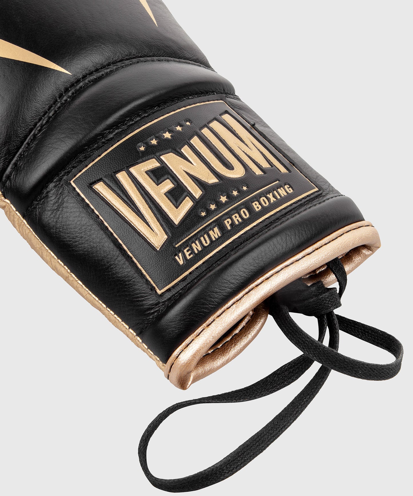 Боксерские перчатки Venum Giant 2.0 Pro-Со шнуровкой - Черный/Золотой