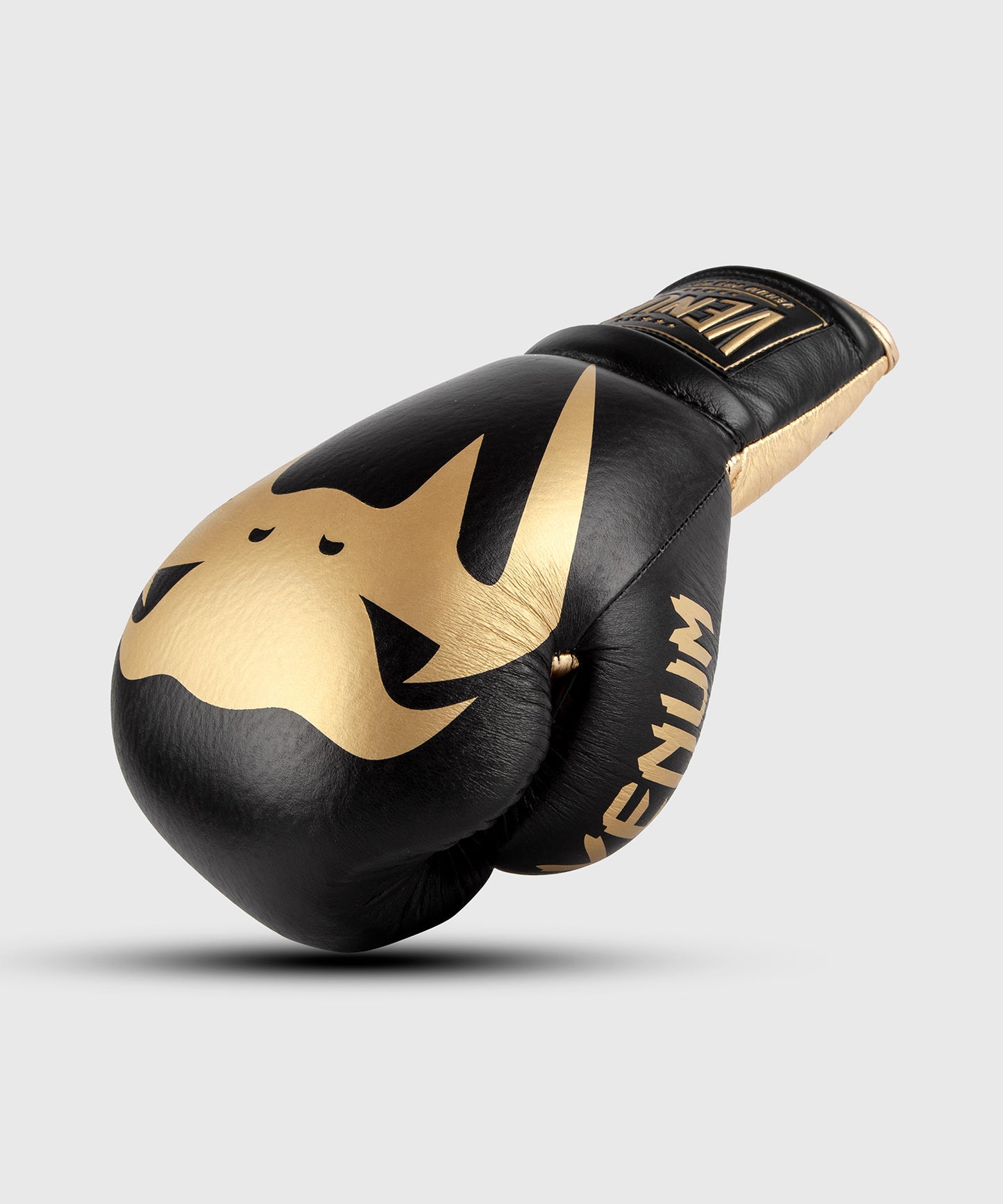 Боксерские перчатки Venum Giant lace-up pro - черный/золотой